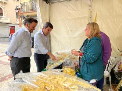 Carlos Mazón visita el mercado de la Palma Blanca de Elche